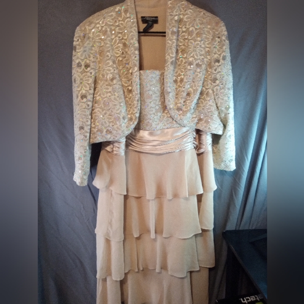 Elegant Cream Layered R+M Richards Dress with Jacket